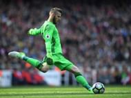 LONDON, ENGLAND - MAY 07: David De Gea of Manchester United in action during the Premier League match between Arsenal and Manchester United at Emirates Stadium on May 7, 2017 in London, England.  (Photo by Laurence Griffiths/Getty Images)